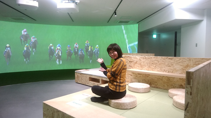 全国初の馬券を販売しない競馬観戦施設「VIESTA(ヴィエスタ)」に小島友実が潜入取材！