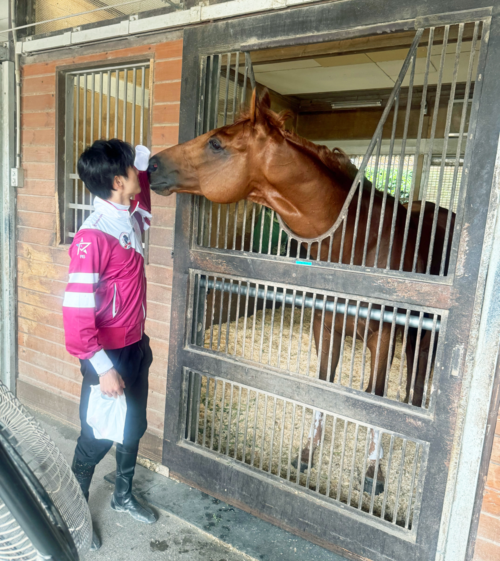 レモンポップと戯れる坂井瑠星騎手
