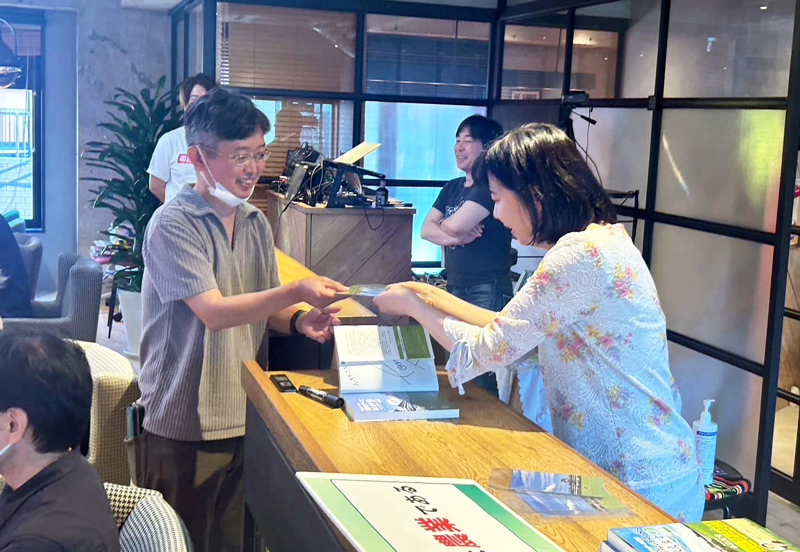 イベント終了後には小島友実さんにサイン＆写真撮影にご協力いただきました
