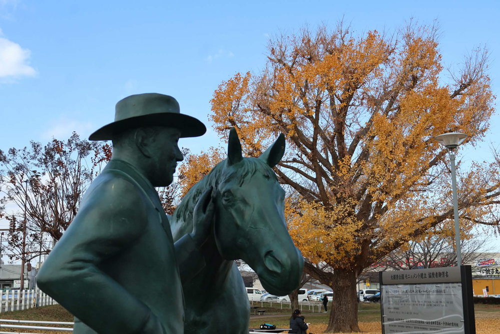 吉田善哉&ノーザンテースト像と新木戸大銀杏 吉田善哉&ノーザンテースト像と新木戸大銀杏