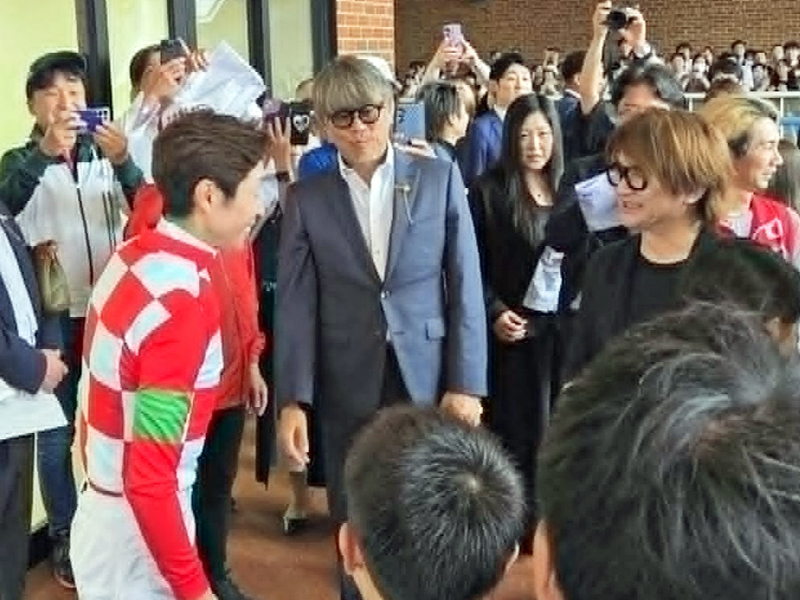 武豊騎手とTERUさん(中央は小田吉男オーナー) 武豊騎手とTERUさん(中央は小田吉男オーナー)