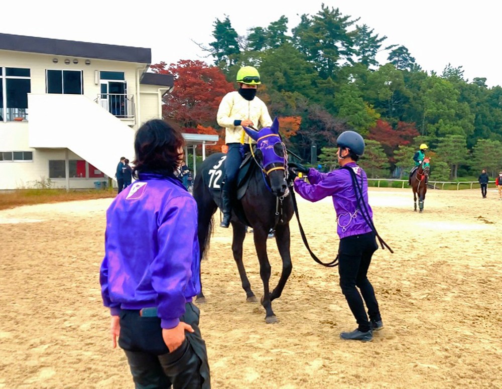 コパノサントスと今村聖奈騎手