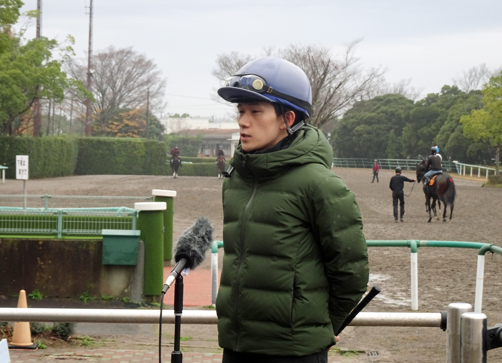 インタビューに答える石川裕紀人騎手
